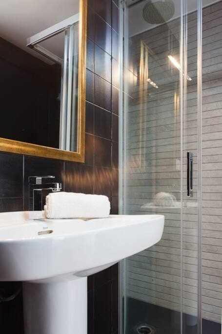 Apartamento Para 4 Con Terraza En El Centro ชีโรนา ภายนอก รูปภาพ