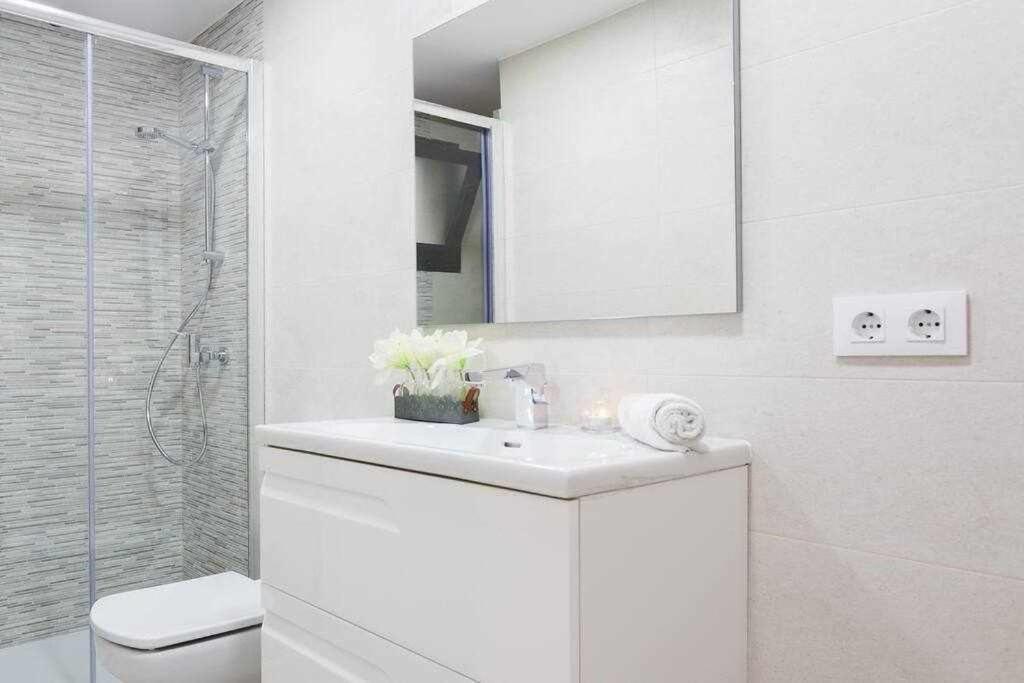 Apartamento Para 4 Con Terraza En El Centro ชีโรนา ภายนอก รูปภาพ